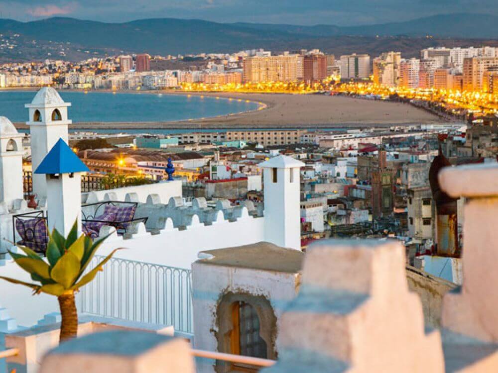 Vista panorámica de la playa de Tánger con la ciudad y su arquitectura blanca al fondo  ---  ### ✅ Ventajas SEO: - Usa palabras clave fuertes como *Tánger*, *playa*, *ciudad*, *vista panorámica*. - Refleja claramente lo que hay en la imagen, lo que mejora la accesibilidad y el posicionamiento en búsquedas de imágenes. - Ideal para reforzar contenido sobre rutas por el norte de Marruecos.  ¿Te gustaría que preparemos una galería con estas imágenes y títulos optimizados directamente para WordPress? Puedo darte el bloque HTML o Gutenberg listo para copiar.