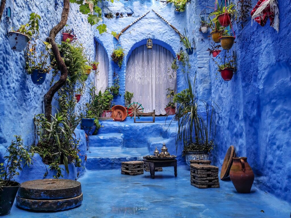 Rincón azul en Chefchaouen con mesa para tomar té tradicional marroquí