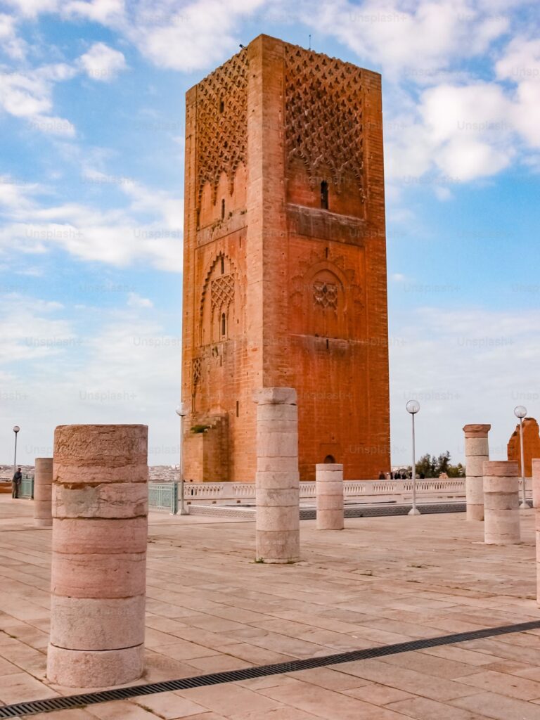 Vista de la Plaza de Hassan en Rabat con la Torre Hassan y el Mausoleo de Mohamed V al fondo  ---  ### ✅ Beneficios para el SEO: - Incluye términos clave como *Plaza de Hassan*, *Rabat*, *Torre Hassan*, *Mausoleo de Mohamed V*. - Ideal para búsquedas turísticas y culturales relacionadas con la capital de Marruecos. - Refuerza tu contenido visual con una descripción precisa y contextualizada.  ¿Te gustaría que te cree un bloque de galería para WordPress con estos textos listos para insertar?